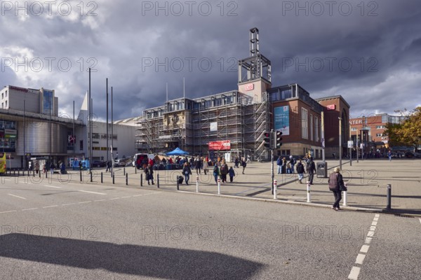 Main station, scaffolding, renovation, general architecture, buildings, modern buildings, barrier bollards, pedestrian crossing, pedestrian traffic light, street, square, pedestrian as accessories, cloudy, stratocumulus clouds, cumulonimbus clouds, white and dark clouds, Kaistraße, Kiel square, station square, Kiel, state capital, district-free city, Schleswig-Holstein, Germany