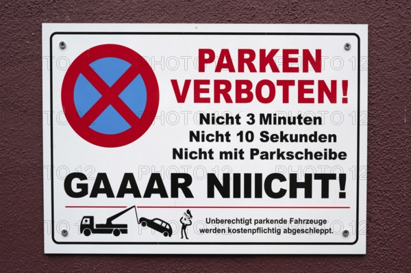 Private no-parking sign at a residential building, Lauf an der Pegnitz, Middle Franconia, Bavaria, Germany