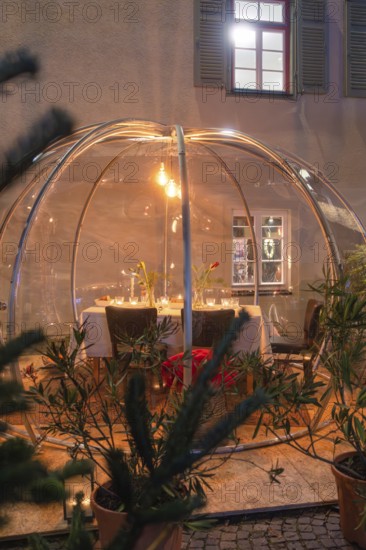 An illuminated greenhouse with an attractively set table for an intimate dinner, Gastro Bubbles, Sindelfingen, Germany