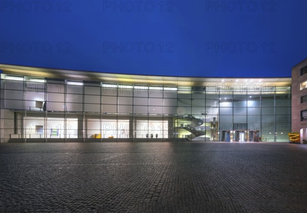 Neues Museum, State Museum of Art and Design, in evening lighting, Luitpoldstr. 5, Nuremberg, Middle Franconia, Bavaria, Germany