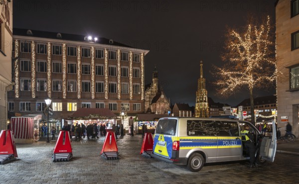 Securing the evening Christmas market through poizei and barriers, Hauptmarkt, Nuremberg Middle Franconia, Bavaria, Germany