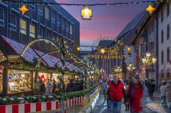 Christmas stands and lighting on the way to children's Christmas, Hans-Sachs-Platz, Nuremberg, Middle Franconia, Bavaria, Germany