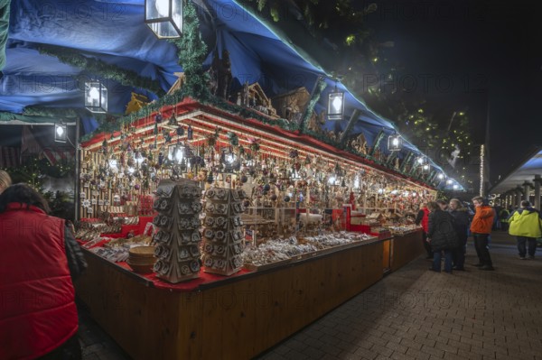 Stand with Christmas decorations at the Christkindlesmarkt, Hauptmarkt, Nuremberg, Middle Franconia, Bavaria, Germany
