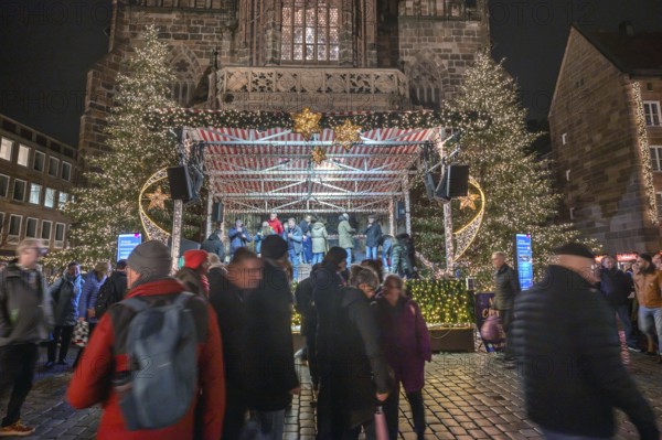 Event stage in front of the Church of Our Lady on the Nuremberg Christmas Market, Hauptmarkt, Nuremberg, Middle Franconia, Bavaria, Germany
