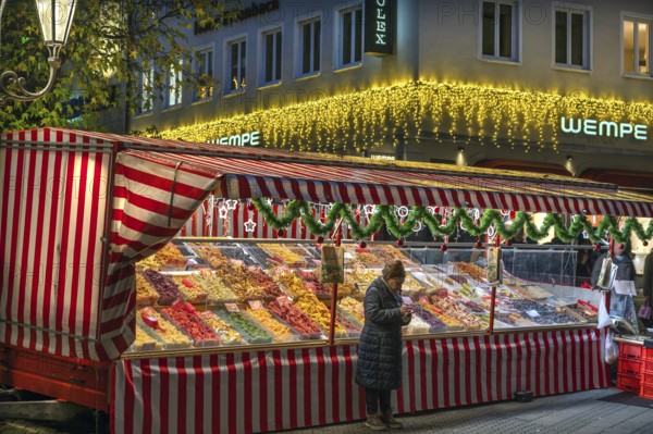 Christmas stand during Advent season with dried fruit, Königstraße, Nuremberg, Middle Franconia, Bavaria, Germany