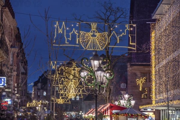 Christmas lighting and stalls on the way to the Nuremberg Christmas Market, Königstraße, Nuremberg, Middle Franconia, Bavaria, Germany