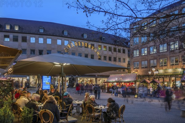 Busy alleyway café in the evening during Advent in Spitalgasse, Nuremberg, Middle Franconia, Bavaria, Germany