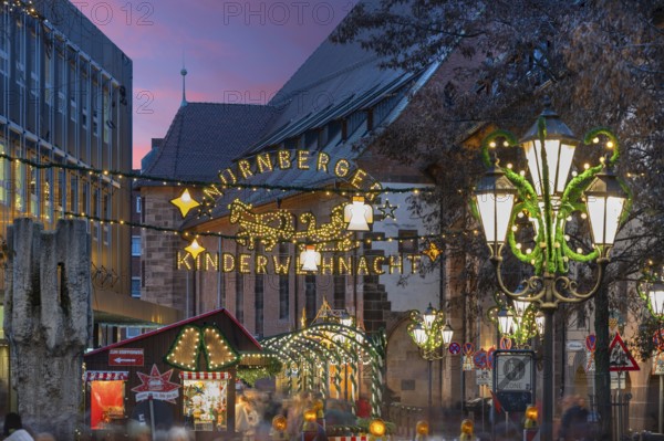 Christmas stands and lighting on the way to children's Christmas in the evening, Hans-Sachs-Platz, Nuremberg, Middle Franconia, Bavaria, Germany