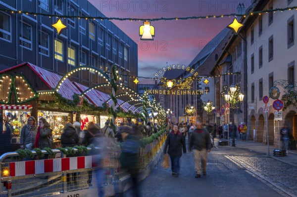 Christmas stands and lighting on the way to children's Christmas, Hans-Sachs-Platz, Nuremberg, Middle Franconia, Bavaria, Germany