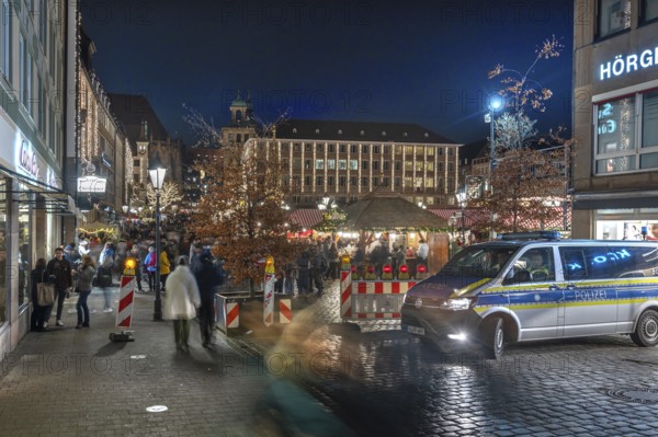 Securing the evening Christmas market through poizei and barriers, Hauptmarkt, Nuremberg Middle Franconia, Bavaria, Germany