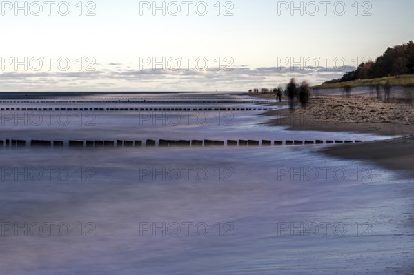 Grooing in the sea, people on the beach, evening light, long exposure, Zingst, Fischland-Darß-Zingst, Western Pomerania National Park, Mecklenburg-Western Pomerania, Germany
