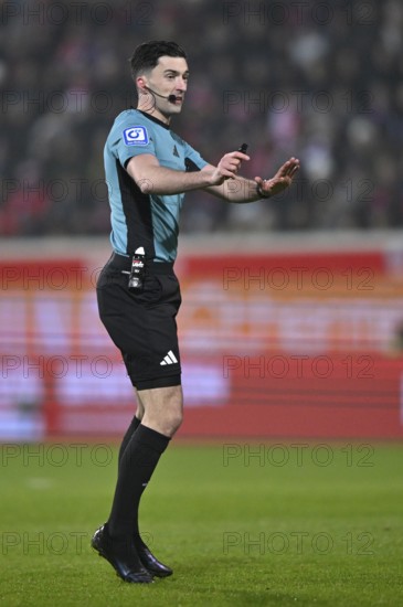 Referee Florian Badstübner Gestik Gesture Voith-Arena, Heidenheim, Baden-Württemberg, Germany