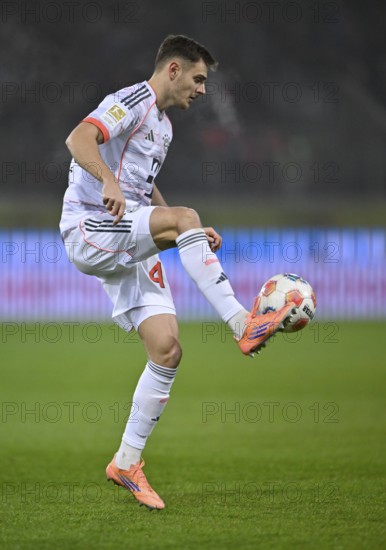 Josip Stanisic FC Bayern Munich FCB (44) Action on the ball Voith-Arena, Heidenheim, Baden-Württemberg, Germany