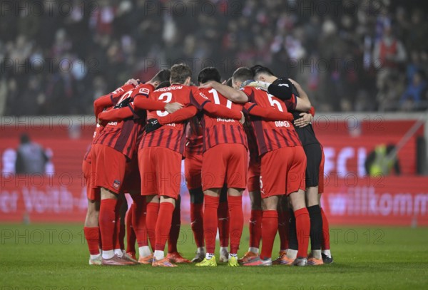 Team building, circle of teams in front of the start of the game 1. FC Heidenheim FCH Voith-Arena, Heidenheim, Baden-Württemberg, Germany