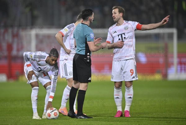 Referee Referee Florian Badstübner in discussion with Harry Kane FC Bayern Munich FCB (09) Gesture Gesture Josip Stanisic FC Bayern Munich FCB (44) Michael Olise FC Bayern Munich FCB (17) Voith-Arena, Heidenheim, Baden-Württemberg, Germany