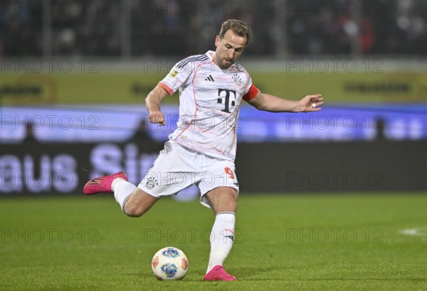 Harry Kane FC Bayern Munich FCB (09) Action on the ball Voith-Arena, Heidenheim, Baden-Württemberg, Germany