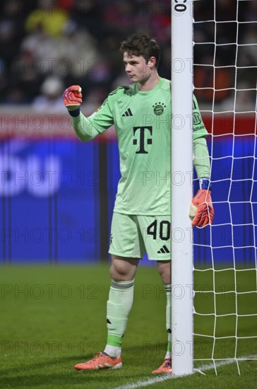 Goalkeeper Jonas Urbig FC Bayern Munich FCB (40) Gesture Gestures to defence at free kick, Voith-Arena, Heidenheim, Baden-Württemberg, Germany