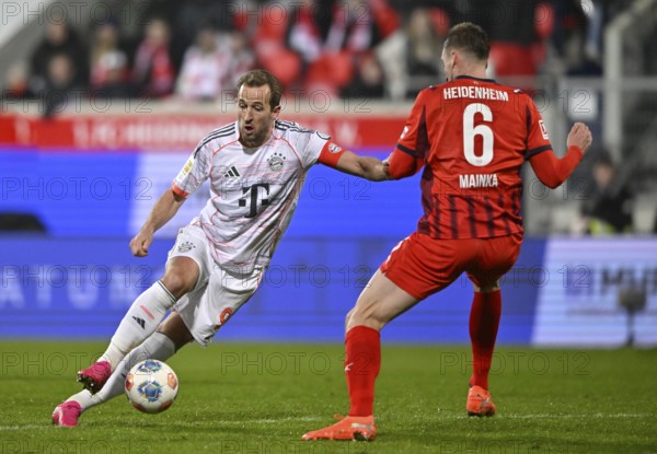 Harry Kane FC Bayern Munich FCB (09) One-on-one action on the ball against Patrick Mainka 1. FC Heidenheim 1846 FCH (06) Voith-Arena, Heidenheim, Baden-Württemberg, Germany