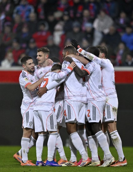 Goal celebration Raphael Guerreiro FC Bayern Munich FCB (22) Josip Stanisic FC Bayern Munich FCB (44) Lennart Karl Bayern Munich FCB (42) Jonathan Tah FC Bayern Munich FCB (04) Dayot Upamecano FC Bayern Munich FCB (02) Leon Goretzka FC Bayern Munich FCB (08) Voith-Arena, Heidenheim, Baden-Württemberg, Germany