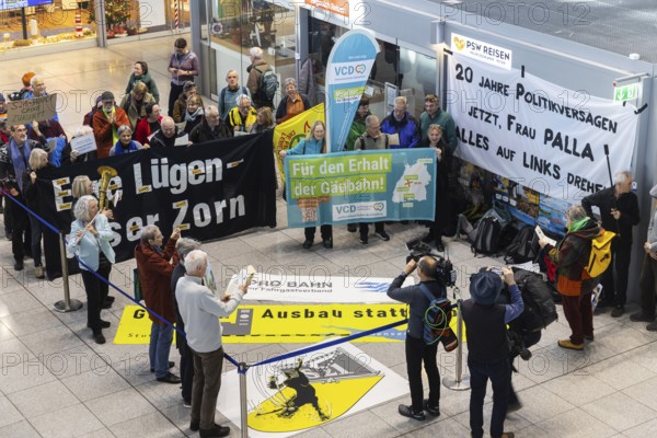 Project opponents demonstrate in front of the conference room. Special meeting of the Stuttgart 21 steering committee with railway manager Evelyn Palla and Minister-President Winfried Kretschmann. The reason for the crisis meeting is the renewed delay in the opening date for the billion-dollar project. Stuttgart, Baden-Württemberg, Germany
