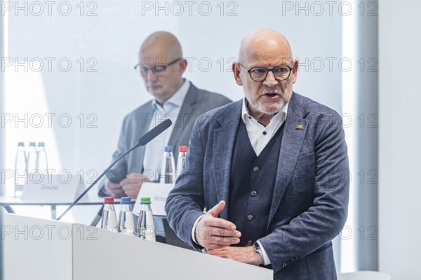 Winfried Hermann (MdL, Greens, Transport Minister BW) . Left: Olaf Drescher, Chairman of the Management Board of DB Projekt Stuttgart-Ulm GmbH. Special meeting of the Stuttgart 21 steering committee with railway boss Evelyn Palla and Minister President Winfried Kretschmann. The reason for the crisis meeting is the further delay to the opening date for the billion-euro project. Stuttgart, Baden-Württemberg, Germany