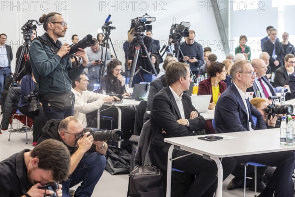 Great media interest following the special meeting of the Stuttgart 21 Steering Committee with railway manager Evelyn Palla and Minister-President Winfried Kretschmann. Press conference with cameras and photographers. Stuttgart, Baden-Württemberg, Germany