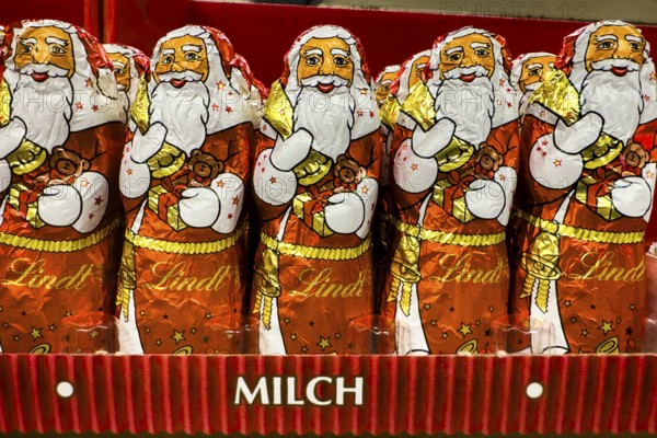Chocolate Santa Claus chocolate Santa Claus chocolate Santa Claus chocolate Santa Claus sweets from Lindt, lettering milk at the bottom, Germany