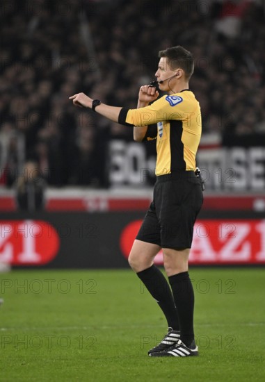Referee Daniel Siebert Gesture MHPArena, MHP Arena Stuttgart, Baden-Württemberg, Germany