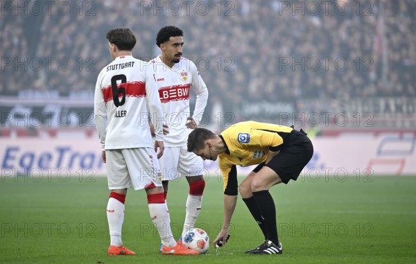 Free kick, referee Daniel Siebert marks position of ball with free kick spray, foam, Angelo Stiller VfB Stuttgart (06) Tiago Tomas VfB Stuttgart (08) MHPArena, MHP Arena Stuttgart, Baden-Württemberg, Germany