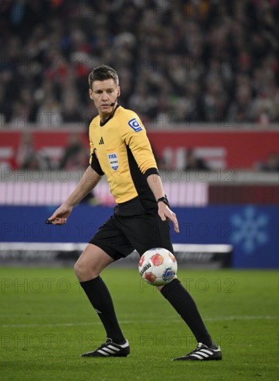 Referee Daniel Siebert at referee ball, Gestik Gesture MHPArena, MHP Arena Stuttgart, Baden-Württemberg, Germany