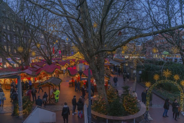 Christmas market on Holstenplatz in Kiel, city center, trees, shops, pedestrian zone, early evening, stalls, visitors, glowing stars, lights, Christmas decorations, fun, festive atmosphere, Christian festival, view from above, Schleswig-Holstein, Germany