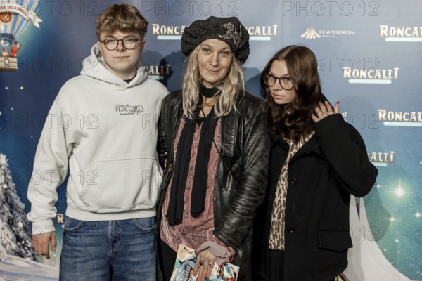 Jeanette Hain with her children Henry and Malou at the premiere of the 21st Original Roncalli Christmas Circus Berlin at Berlin's Tempodrom on 19.12.2025