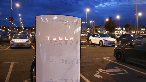 Super Charger charging station at the Tesla Gigafactory, Grünheide, 19.12.2025, Grünheide, Brandenburg, Germany