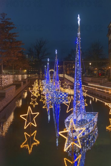 Christmas decoration in Kiel am Holstenfleet, Kleiner Kiel Canal, city center, Christmas, lighting, sparkle of lights, sailboats, stars, advent wreath, water reflection, evening, darkness, Germany