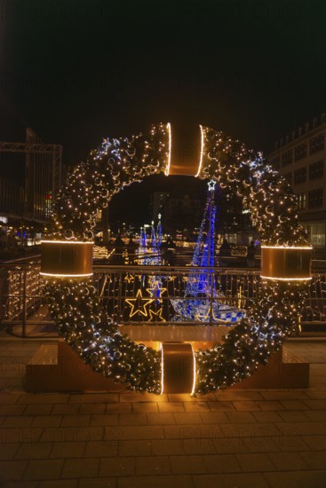 Christmas decoration in Kiel am Holstenfleet, Kleiner Kiel Canal, city center, Christmas, lighting, sparkle of lights, sailboats, stars, water reflection, advent wreath, lettering, evening, darkness, Germany