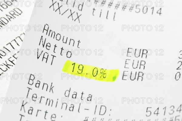A receipt with a VAT rate of 19% marked in yellow, Germany