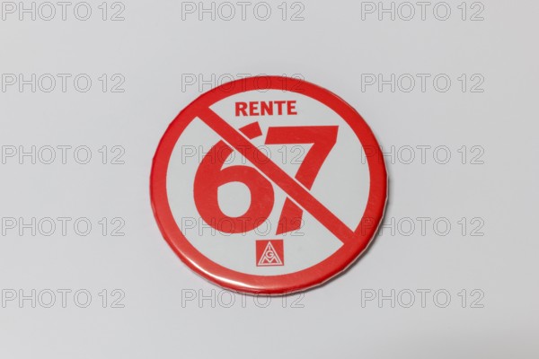 A round button with the inscription Pension 67 crossed out as a protest symbol, Germany