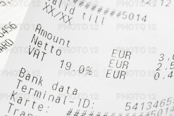 A receipt shows net amounts and VAT rate in euros, Germany