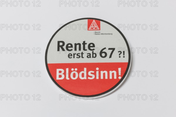 A round button with criticism of retirement only from 67 in red and white design, Germany