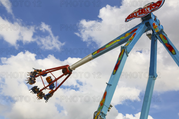 Fairground in Ulm Friedrichsau, folk festival, hustle and bustle, amusement park, amusement attraction, ride, blue sky, clouds, artistico the largest transportable swing in the world, Ulm, Baden-Württemberg, Germany
