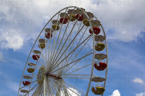 Fairground in Ulm Friedrichsau, folk festival, hustle and bustle, ferris wheel, amusement park, amusement attraction, ride, clouds, Ulm, Baden-Württemberg, Germany
