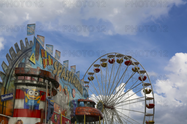 Spaßstraße sign, fun factory sign, right back Ferris wheel, fairground in Ulm Friedrichsau, public festival, hustle and bustle, fair, Ferris wheel, amusement park, amusement attraction, amusement ride, Ulm, Baden-Württemberg, Germany