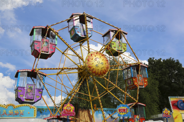 Small Ferris wheel for children, fairground in Ulm Friedrichsau, folk festival, hustle and bustle, amusement park, amusement attraction, ride, blue sky, clouds, Ulm, Baden-Württemberg, Germany