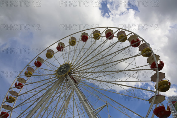 Fairground in Ulm Friedrichsau, folk festival, hustle and bustle, ferris wheel, amusement park, amusement attraction, ride, gray clouds, Ulm, Baden-Württemberg, Germany
