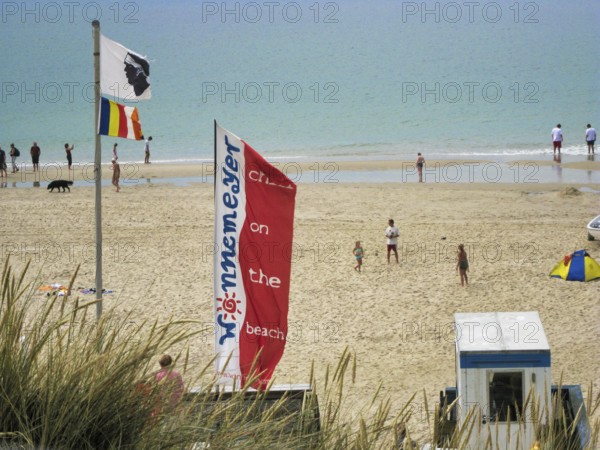 Banner with inscription, Wonnemeyer, Chill on the Beach, former cult restaurant, North Sea beach with holidaymakers, Weststrand, Wenningstedt, Germany