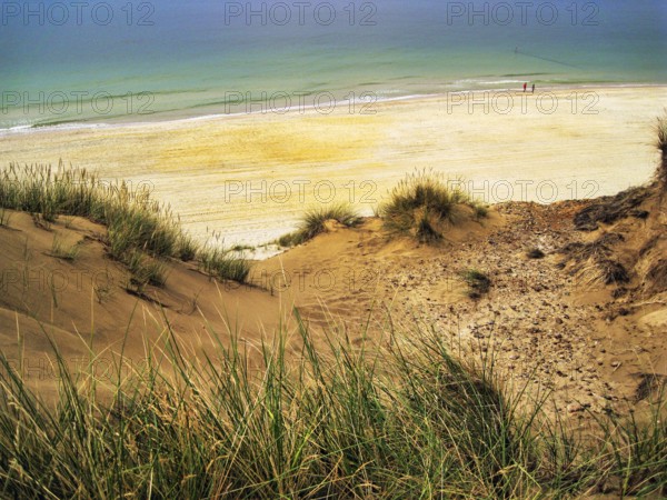 Dune landscape, Red Cliff looking down at the sandy beach, walkers on the horizon, Weststrand, Wenningstedt, North Sea, Germany