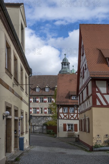 Historic half-timbered houses from 1592, in the back the former castle, built in the 16th century, today district court, Hersbruck, Middle Franconia, Bavaria, Germany
