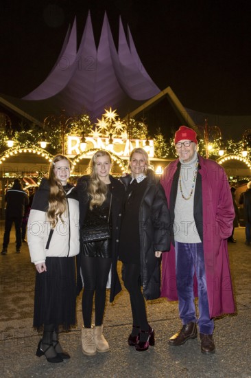 Reiner Schöne with woman Anja Schöne and children Charlotte-Sophie and Olivia at the premiere of the 21st Original Roncalli Christmas Circus in Berlin's Tempodrom on 19.12.2025