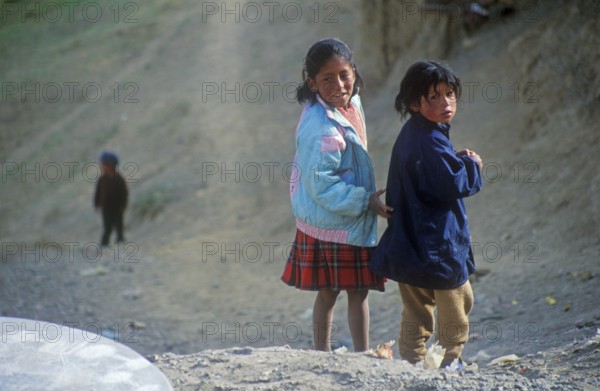 Children, girls, Andean highlands between Cusco and Puno, Peru, South America, September 1997, vintage, retro, old, historic