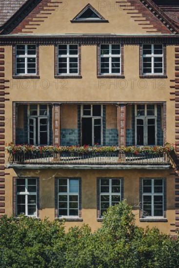 Façade with balcony and flower boxes, Lost Place, Heilstätten Beelitz, Brandenburg